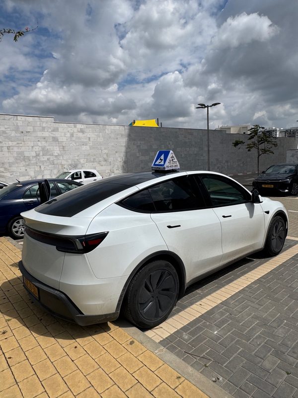 מורה לנהיגה הילה לוי בשובה